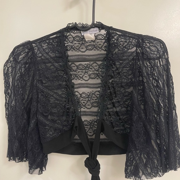Bell sleeve sheer shrug with tie front.
Size Medium - Picture 7 of 8